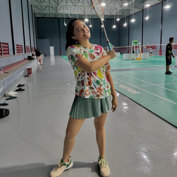 <p>Intip saja potret OOTD-nya yang satu ini. Ia bermain bulu tangkis dengan <em>outfit t-shirt</em> bercorak <em>colorful</em> dan <em>mini pleated skirt</em>. (Foto: Instagram @marshanda99)</p>