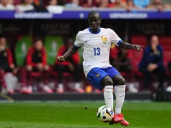 NGolo Kante Didekati West Ham United