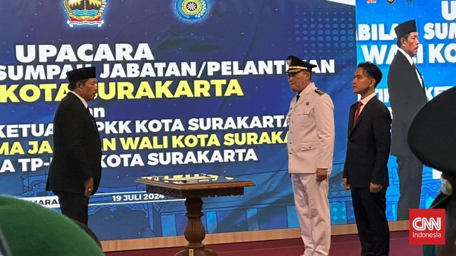 Wakil Wali Kota Solo, Teguh Prakosa dilantik menjadi Wali Kota Solo menggantikan Gibran yang mengundurkan diri, Semarang, Jumat (19/7) malam.