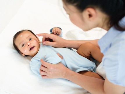 3 Tips Memilih Pelembap Kulit yang Aman untuk Bayi Baru Lahir Menurut Dokter