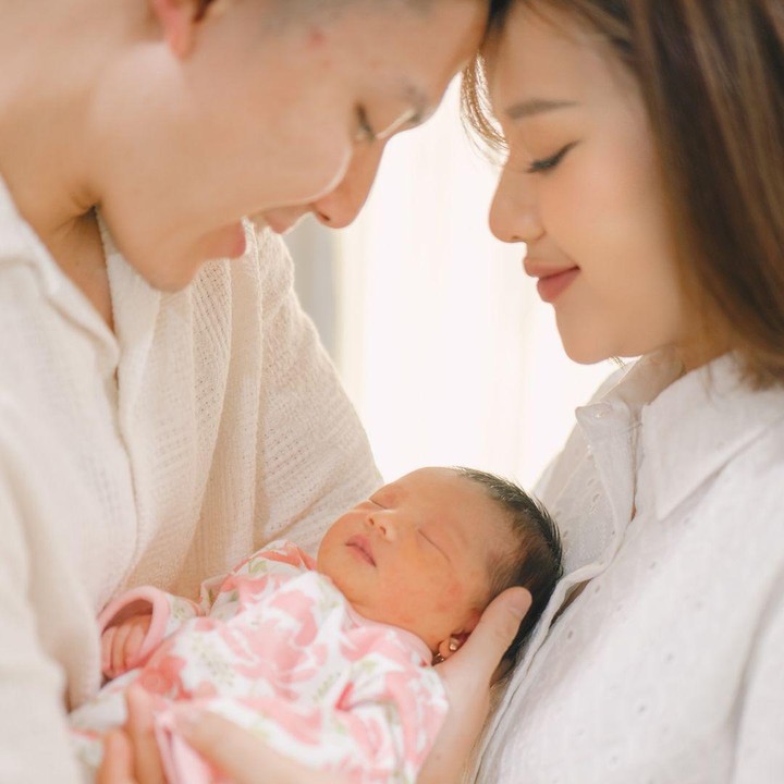 <p>Artis cantik Anggi Marito menikah dengan Kenji Ganessha pada tahun 2023, Bunda. Kebahagiaan keduanya pun semakin lengkap dengan kelahiran sang putri yang cantik. (Foto: Instagram: @anggimarito @nafaspertama)</p>