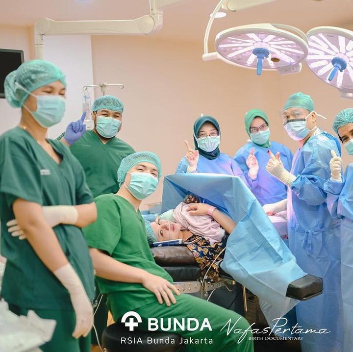 <p>Anggi melahirkan anak pertamanya yang berjenis kelamin perempuan pada 7 Juli 2024 di RS Bunda Menteng. Si Kecil pun diberikan nama yang indah, yakni Gemma Felicya Loudes Ganessha. (Foto: Instagram: @kenjiganessha @nafaspertama)</p>