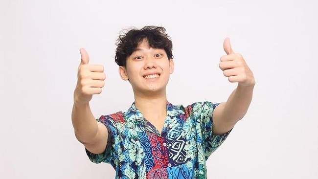 Konten kreator Willie Salim akan memandu sesi live shopping perdananya pada Senin (22/7), dalam kampanye 8.8 Shopee Live Maraton Sale 2024.