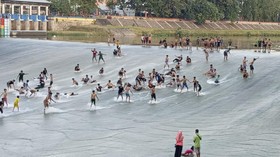 Ramai Warga Surfing di Bendung Pleret, Ada Potensi Bahaya Mengintai