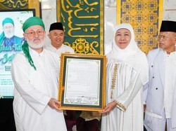 Cerita Penemuan Tafsir Abdul Qadir Al Jailani di Vatikan Bikin Haru Khofifah