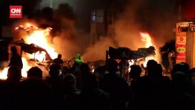 VIDEO: Kota Leeds Inggris Rusuh. Massa Bakar Mobil Polisi