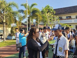 Suapan Nasi Diiringi Tangis Orang Tua-Siswa di SMAN 2 Semarapura
