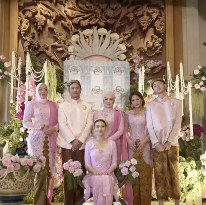 <p>Aaliyah dan Zahwa merupakan anak mendiang Adjie Massaid dari pernikahannya yang berakhir cerai dengan penyanyi Reza Artamevia. Sedangkan Keanu adalah putra semata wayang Adjie dari pernikahannya dengan Angelina Sondakh. Meski berbeda ibu, Aaliyah dan Zahwa sangat menyayangi adik&nbsp;mereka Keanu. (Foto: dok. Channel YouTube Thariq Halilintar)</p>