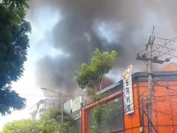 Toko Furniture di Jalan Kertajaya Surabaya Terbakar, Asap Membubung Tinggi