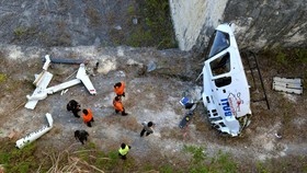 FOTO: Bahaya Tali Layangan Bikin Helikopter 'Singit' dan Jatuh di Bali