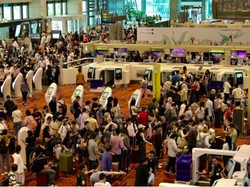 Seperti di Film-Film, Gangguan IT, Check In di Bandara Manual, Tiket Tulis Tangan