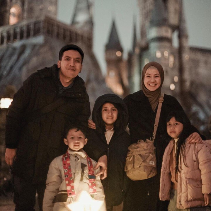 <p>Meski telah berpisah pada tahun 2023, perempuan yang akrab disapa Acha ini tetap kompak mengasuh anak-anaknya bersama sang mantan suami. (Foto: Instagram: @desta80s)</p>