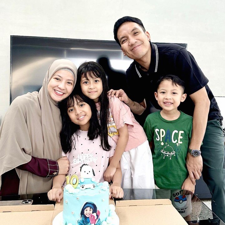 <p>"Suka lihat keluarga ini. Semoga doa Kakak Miskha terkabul. Umrah bersama keluarga, Ayah dan Ibunya bersatu lagi dengan versi terbaik masing-masing," doa seorang netizen. "Bersama ampai kakek nenek, ya," kata netizen lainnya. (Foto: Instagram: @desta80s)</p>