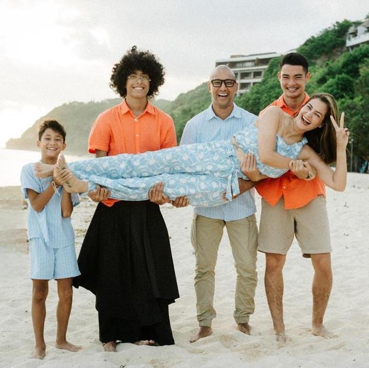 <p>Pada beberapa unggahan, terlihat Seth sangat akrab dengan kedua kakak sambungnya. Diketahui, Rima dan Marcell telah dikaruniai masing-masing seorang anak sebelum akhirnya menikah. Mereka adalah Edga Ian Cook dan Keenan Avalokita Kirana. (Foto: Instagram: @rimamelati)</p>