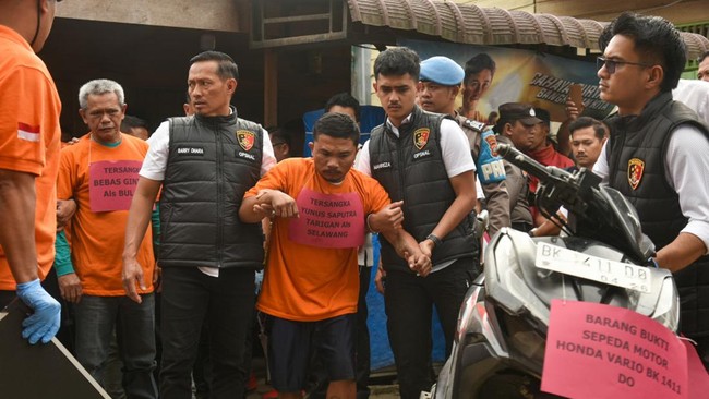 Rekonstruki pembakaran rumah wartawan di Karo, Sumatra Utara, tiga tersangka memperagakan 57 adegan.