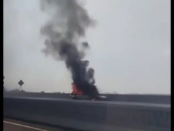 Mobil Terbakar di Tol Layang MBZ Bermula dari Kepulan Asap Bagasi