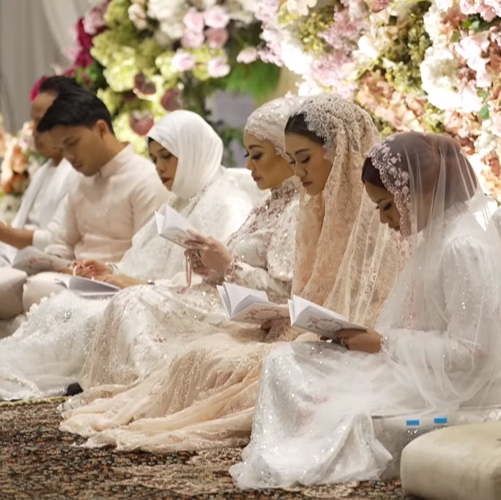 <p>Jelang hari pernikahan, Aaliyah Massaid dan Thariq Halilintar mengadakan acara pengajian hingga siraman, Bunda. Acara ini digelar dengan meriah dan syahdu pada Sabtu (20/7/2024). (Foto: YouTube Thariq Halilintar)</p>