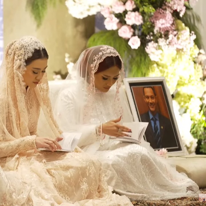 <p>Pada momen ini, Aaliyah turut berpaminat dengan almarhum Ayahnya, almarhum Adjie Massaid. Ia pun tidak kuasa menahan tangis saat mengingat kenangan bersama sayang ayah di masa kecilnya. (Foto: YouTube Thariq Halilintar)</p>