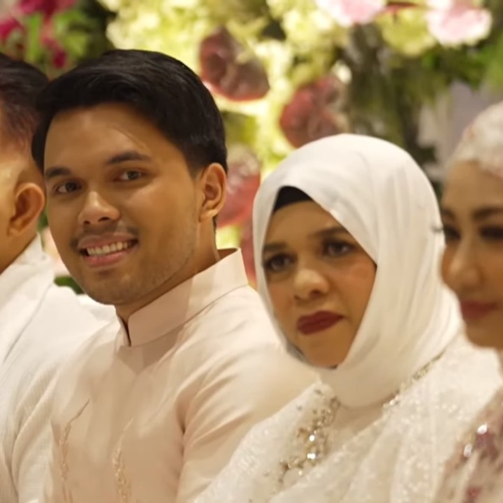 <p>Sementara itu, Thariq Halilintar terlihat gagah dengan beskap warna senada. Ia pun didampingi oleh kedua orang tuanya, Anofial Asmid dan Lenggogeni Faruk. (Foto: YouTube Thariq Halilintar)</p>