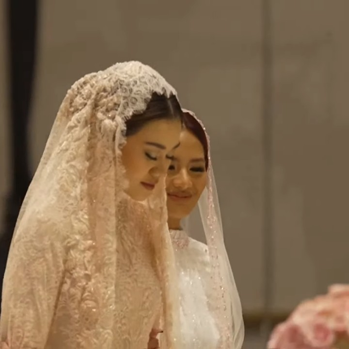 <p>Aaliyah tampil cantik dengan kebaya warna beige dan tudung warna senada. Tidak sendirian, ia pun didampingi oleh sang Bunda, Reza Artamevia, dan sang Kakak, Zahwa Massaid. (Foto: YouTube Thariq Halilintar)</p>