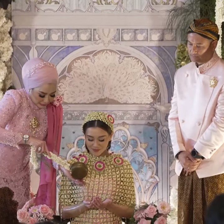 <p>Sang Bunda menjadi orang pertama yang menyirami Aaliyah. Setelahnya, adik dari Adjie Massaid, Mudjie, menjadi orang yang kedua. Banyak yang mendoakan agar semua prosesi lancar hingga hari pernikahan tiba. (Foto: YouTube Thariq Halilintar)</p>