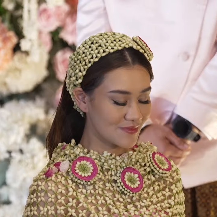 <p>Di hari yang sama, Aaliyah turut melakukan acara siraman, Bunda. Bungsu dari tiga bersaudara ini terlihat cantik dengan kain batik warna merah muda dan rambut yang dibiarkan terurai. (Foto: YouTube Thariq Halilintar)</p>