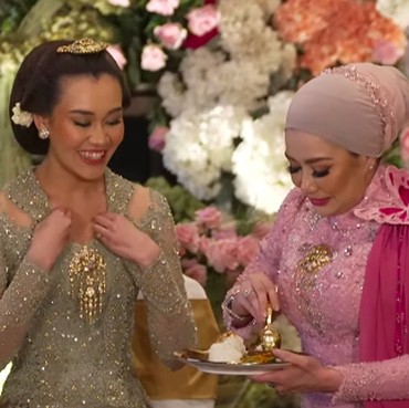 Senyuman Aaliyah di Acara Siraman Dicibir, Mudjie Massaid Pasang Badan