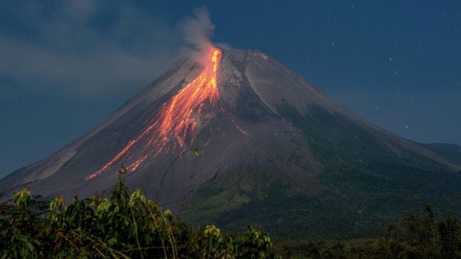 Gunung Merapi meluncurkan guguran lava sebanyak 13 kali dengan jarak luncur maksimum 1,6 kilometer hari ini.