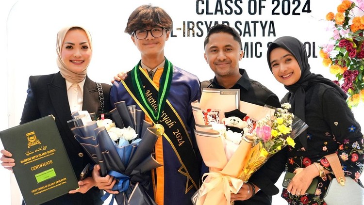 Bintang anak Christy Jusung dan Hengky Kurniawan bersama Sonya Fatmala