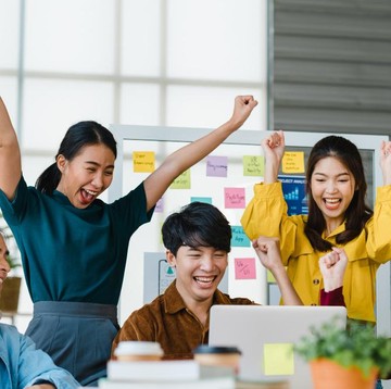 6 Cara Menjaga Hubungan Baik dengan Rekan Kerja, agar Membangun Lingkungan Kerja Positif & Bahagia!