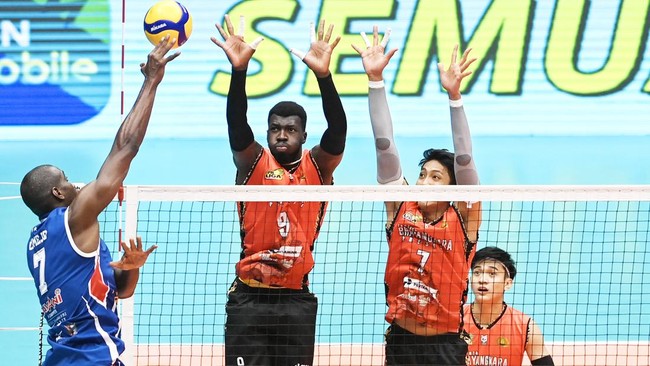 Laga final Proliga 2024 antara LavAni Allo Bank vs Bhayangkara Presisi berlangsung sengit. Sementara skor imbang 1-1.