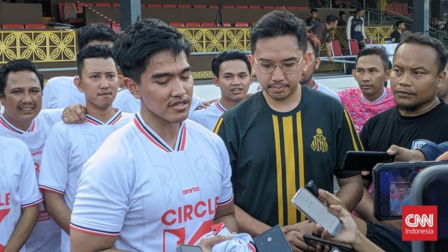 Dukungan resmi PSI kepada Gusti Bhre untuk Pilwalkot Solo diserahkan Kaesang usai laga sepak bola persahabatan di Stadion Sriwedari, Solo, MInggu (21/7) sore.