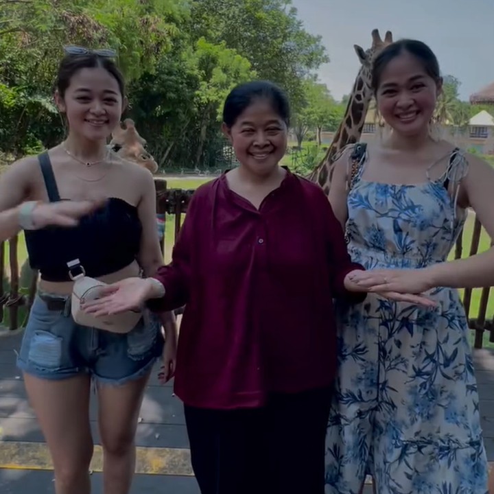 <p>Nevos Setyaningrum juga sempat tinggal bersama adik Gracia, Gisela Cindy yang kini meniti karier di Kanada. Namun belum lama ini, Gracia dan Gisela pulang ke Indonesia untuk berlibur bersama sang Bunda. (Foto: Instagram @graciaz14)</p>