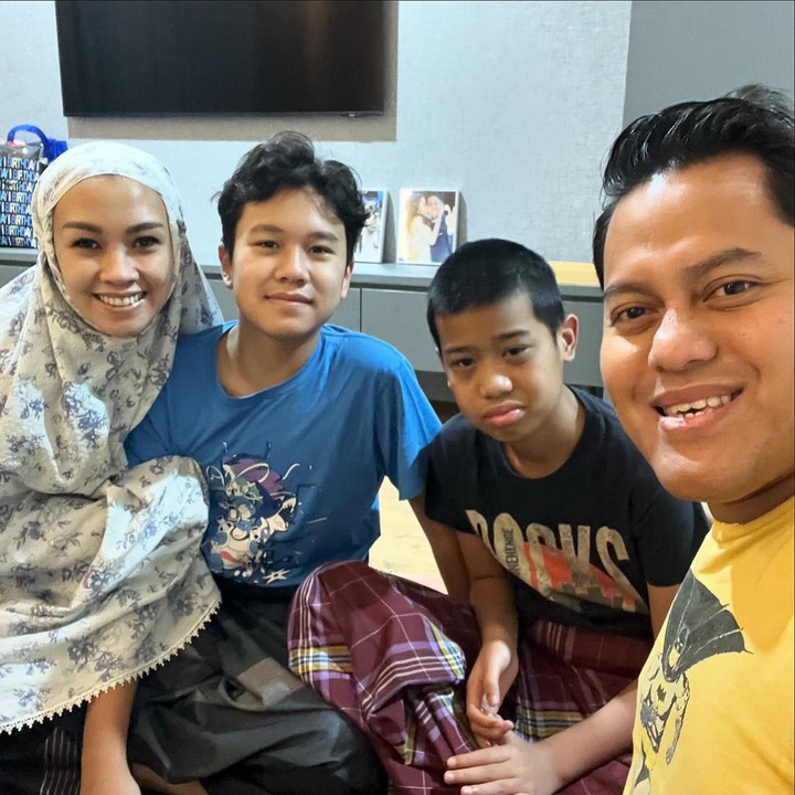<p>Melanie kini sibuk mengurus kedua anak laki-lakinya yang beranjak remaja. Putra kandungnya, Sheemar Rahman Puradiredja sudah berusia 13 tahun. Sheemar juga sangat akrab dengan adik sambungnya, nih. (Foto: Instagram @melanieputria @aldicosapardan)</p>