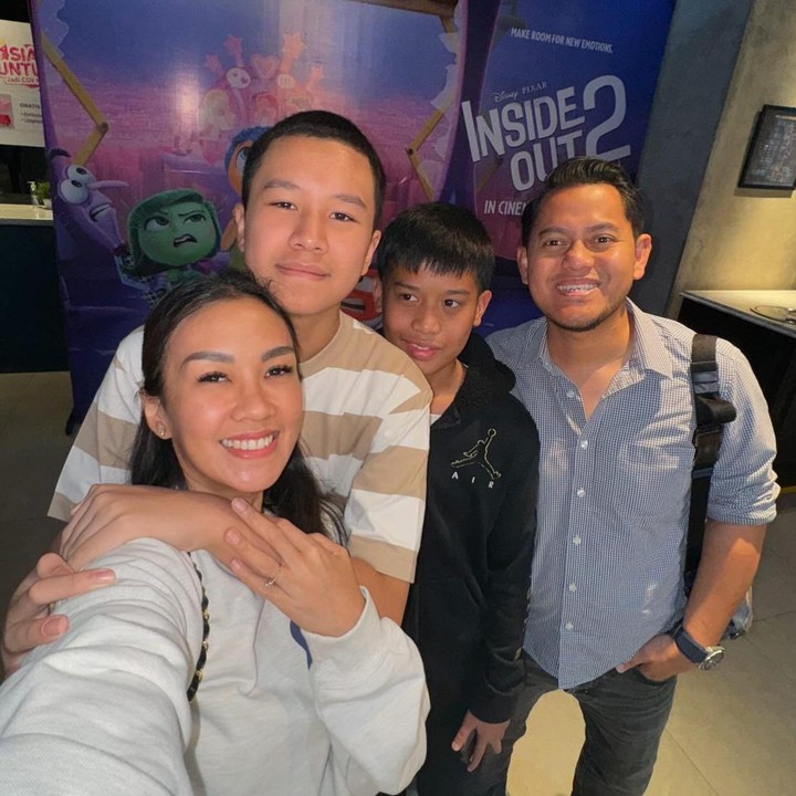 <p>Kedekatan Melanie dengan keluarga barunya kerap menyita perhatian netizen. Banyak yang memuji sikap Melanie terhadap anak sambungnya. "Terharu mba Melanie bisa selalu aktif ajak komunikasi Akira dan jadi mama yang periang buat Akira supaya Akira nyaman dan lebih ekspresif," kata akun @ch3n1_**** "Uniii hebaaattt bisa jadi ibu sambung yang baik buat Akira," ucap @selvianie_**** (Foto: Instagram @melanieputria @aldicosapardan) </p>