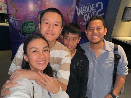 5 Potret Kedekatan Melanie Putria dan Putra Sambungnya, Curi Perhatian Netizen