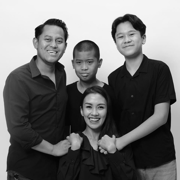 <p>Melanie Putria mantan istri Angga Puradiredja kini membangun rumah tangga bersama seorang dokter ortopedi bernama Aldico Sapardan. Keduanya menikah sejak 12 Februari 2022 dan sudah memiliki anak dari pernikahan sebelumnya. (Foto: Instagram @melanieputria @aldicosapardan)</p>