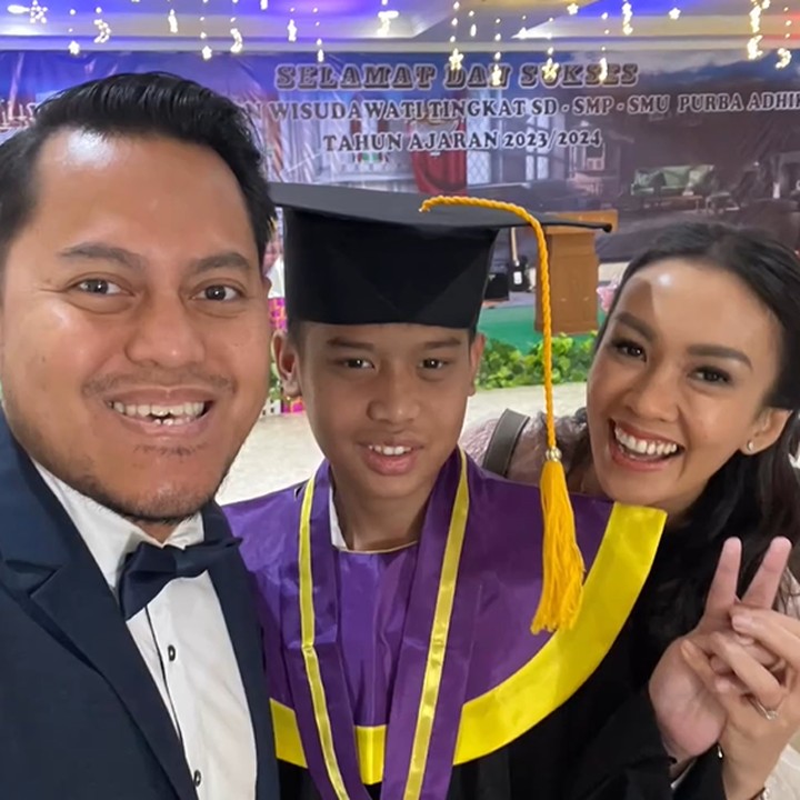 <p>Dari pernikahan tersebut, Melanie menjadi Bunda sambung untuk anak Aldico yang bernama Akira. Meski tak memiliki hubungan darah, Melanie sangat menyayangi Akira seperti anak sendiri. Belum lama ini, Melanie bahagia menghadiri kelulusan Akira dari bangku SD. "Selamat ya sayang, bersiap segera pakai baju putih biru. Mama, Papa @aldicosapardan dan Kakak @sheemar_rahman <em>so proud of you</em> sayang. Semangat selalu menggapai mimpi ya nak," tulisnya. (Foto: Instagram @melanieputria @aldicosapardan)</p>