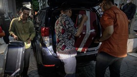 Petugas Komisi Pemberantasan Korupsi (KPK) mengamankan koper seusai menggeledah sejumlah ruangan gedung di kompleks Balai Kota Semarang, Jawa Tengah, Rabu (17/7/2024). KPK mengamankan dua koper barang  bukti kasus dugaan tindak pidana korupsi atas pe