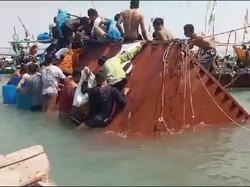 Kontainer KM Glory Indah Surabaya Karam, Barangnya Diambil Nelayan