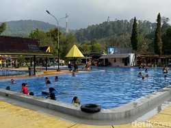 Pemandian Air Panas Ciwalini, Kehangatan di Kebun Teh yang Dingin