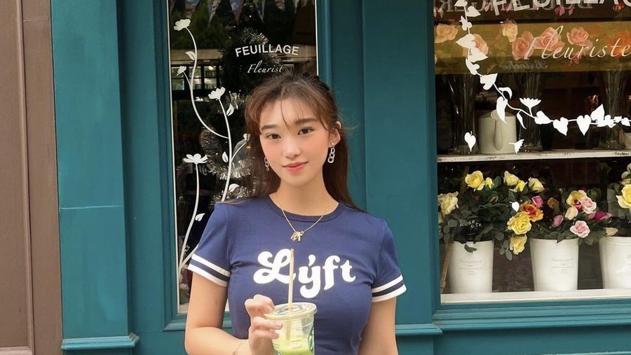 Pose Manis Livy Renata Saat Ngopi  hingga Makan Sashimi