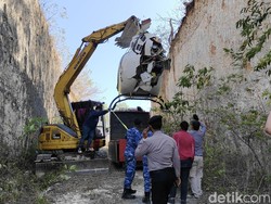Bangkai Helikopter Jatuh di Pecatu Bali Dievakuasi