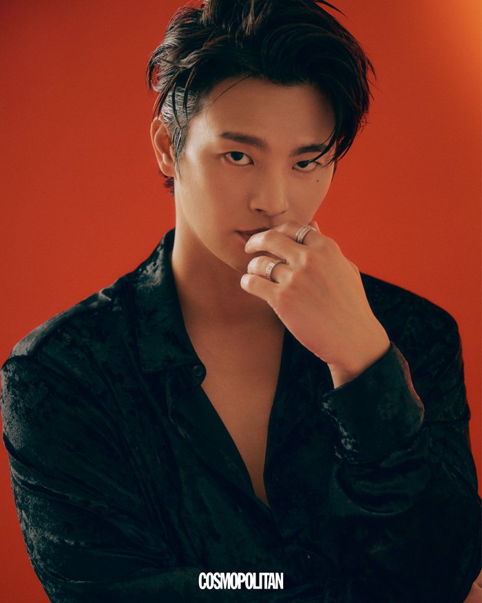 Seo In Guk juga mengatakan bahwa Ahn Jae Hyun selalu berkomunikasi dengannya sejak pertama kali bertemu saat syuting MV legendaris “Please don’t…” karya K.Will yang dimainkan oleh kedua aktor kelahiran tahun 1987 tersebut. / Foto: x.com/cosmokorea