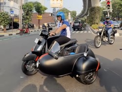 Momen AHY Naik Vespa Rp 85 Juta