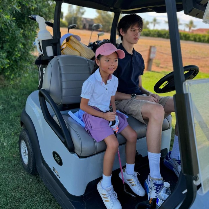 <p>Putri bungsunya yang akrab disapa Yaya ternyata juga pandai dalam bermain golf, Bunda. Hal tersebut diketahui langsung dari video singkat yang diunggah oleh Farah. (Foto: Instagram @farahquinnofficial)</p>