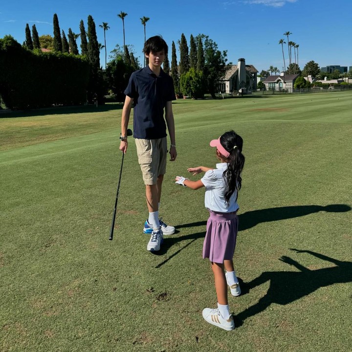 <p>Menikmati waktu luang bersama anak-anak tentunya menjadi kebahagiaan tersendiri bagi Farah. "<em>Enjoying a ‘cooler’ day on the golf course with the kids. Anything below</em> 113°F (45°C) <em>here is considered refreshing!</em> (Menikmati hari yang 'sejuk' di lapangan golf bersama anak-anak. Suhu di bawah 113°F (45°C) di sini dianggap menyegarkan!)," tulis Farah, dikutip dari laman Instagram @farahquinnofficial.<em> </em>(Foto: Instagram @farahquinnofficial)</p>