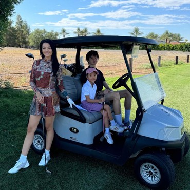 7 Potret Kehidupan Farah Quinn di Amerika Serikat, Asyik Main Golf bareng Anak-anak