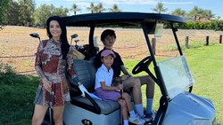 7 Potret Kehidupan Farah Quinn di Amerika Serikat, Asyik Main Golf bareng Anak-anak