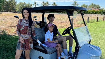 img-title 7 Potret Kehidupan Farah Quinn di Amerika Serikat, Asyik Main Golf bareng Anak-anak